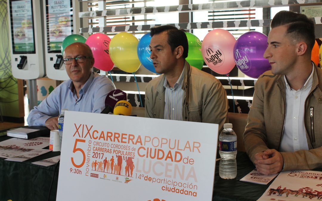 Lucas Gómez, Manuel Lara y representante McDonald's.