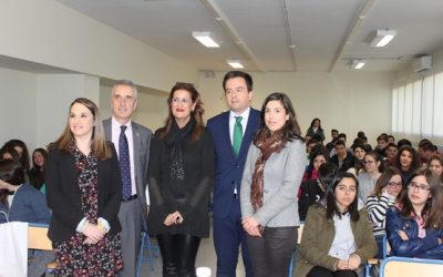 Sonia Gaya comparte con el alumnado del IES ‘Sierra de Aras’ de Lucena el significado y el contenido de la Constitución