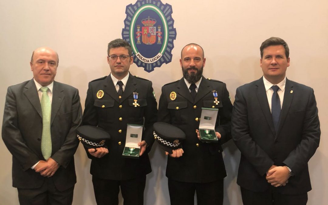Dos agentes de policía reciben la condecoración de la Orden del Mérito de la Policía Local de Andalucía 1