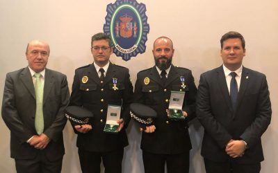 Dos agentes de policía reciben la condecoración de la Orden del Mérito de la Policía Local de Andalucía