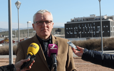 El Ayuntamiento de Lucena actúa en el adecentamiento de la zona verde en El Zarpazo