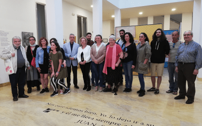 Una treintena de obras llenan la Biblioteca Municipal en honor a la artista lucentina Isabel Jurado