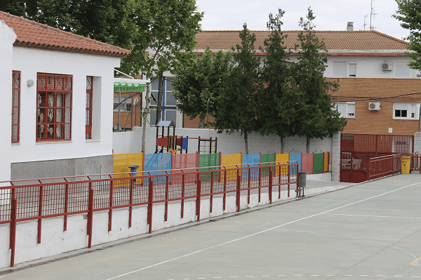 El Ayuntamiento anuncia la sustitución de rejillas en el Colegio El Valle 1