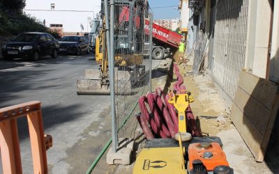 Una avería en la red de abastecimiento obliga a remodelar el acerado en la calle Hoya del Molino
