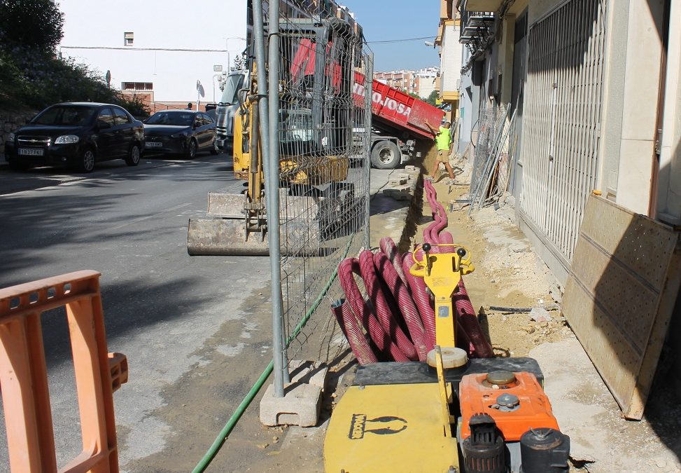 Una avería en la red de abastecimiento obliga a remodelar el acerado en la calle Hoya del Molino 1