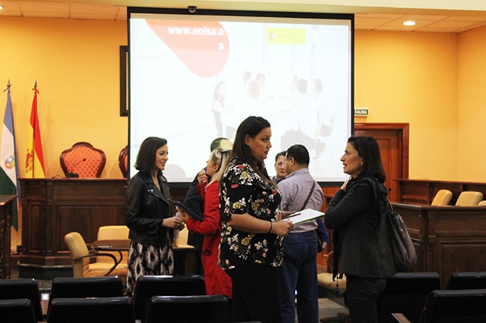 El Ayuntamiento de Lucena promueve un encuentro entre Enisa y emprendedores locales 1