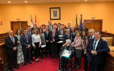 El Ayuntamiento de Lucena entrega las banderas de Andalucía durante la celebración del 28F