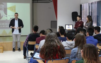 El periodista Juan Carlos Roldán aborda la diversidad sexual en el IES Miguel de Cervantes