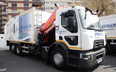 Nuevos camiones más ligeros asumen la recogida de basuras en el centro de Lucena