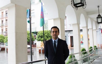 El izado de la bandera romaní ante el Ayuntamiento de Lucena inicia la conmemoración del Día del Pueblo Gitano