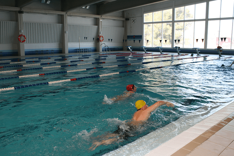 Imagen de archivo de una actividad en la piscina cubierta