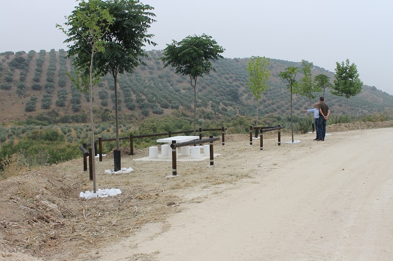 El Ayuntamiento habilita una nueva área de descanso junto al río Anzur en el Camino Mozárabe 1