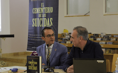 ‘El cementerio de los suicidas’ de Manuel Hurtado congrega a más de 70 personas en la Biblioteca Pública Municipal