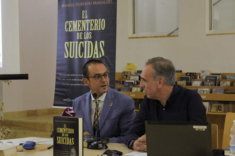'El cementerio de los suicidas' de Manuel Hurtado congrega a más de 70 personas en la Biblioteca Pública Municipal 1