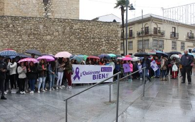 350 escolares de Lucena participan en una concentración de repulsa de la violencia hacia las mujeres