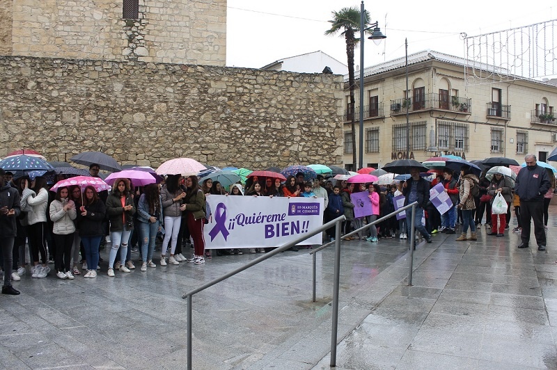 350 escolares de Lucena participan en una concentración de repulsa de la violencia hacia las mujeres