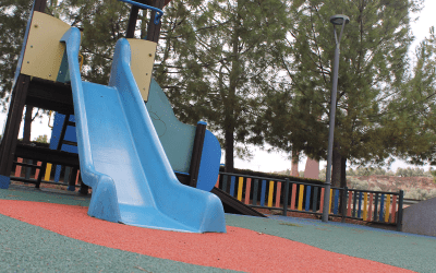 El Ayuntamiento mejora cuatro zonas infantiles