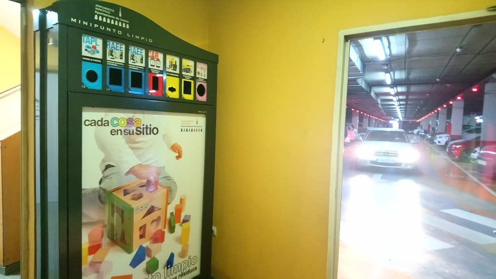 Un ‘minipunto limpio’ en los aparcamientos de la plaza Nueva facilita el reciclaje a los habitantes de Lucena