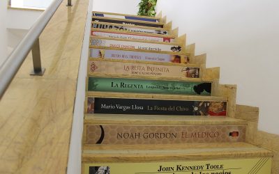 La Biblioteca Municipal viste sus escaleras de literatura