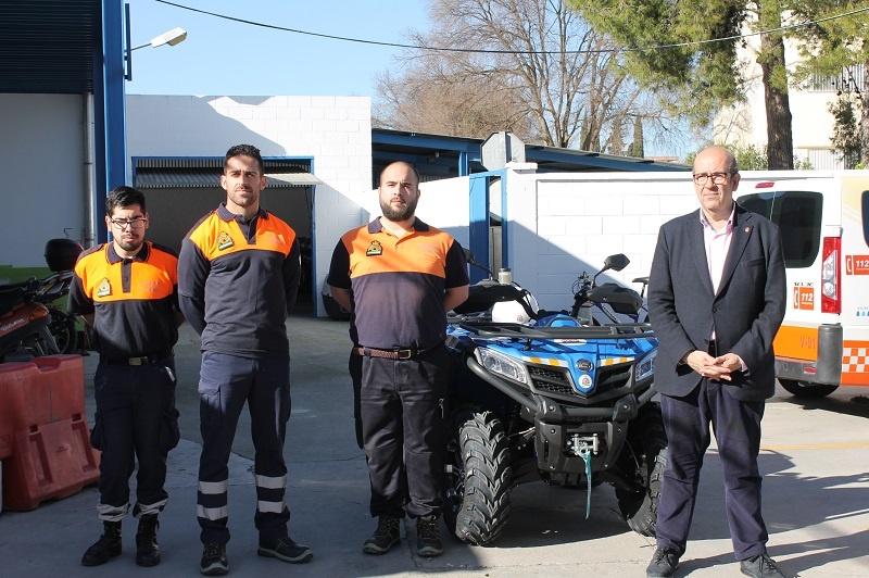Protección Civil y José Pedro Moreno durante la presentación del nuevo vehículo
