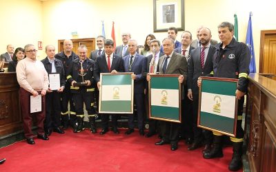 Lucena rinde homenaje entregando la bandera de Andalucía a personas y colectivos locales