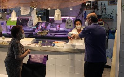 El Ayuntamiento de Lucena reparte material de protección en los comercios de la ciudad