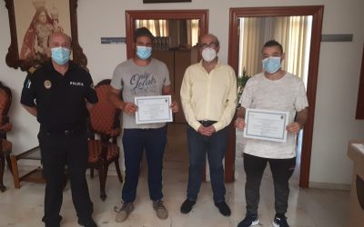 Los vecinos Jesús D. Moreno y Jesús Pérez reciben la felicitación del concejal de Seguridad Ciudadana