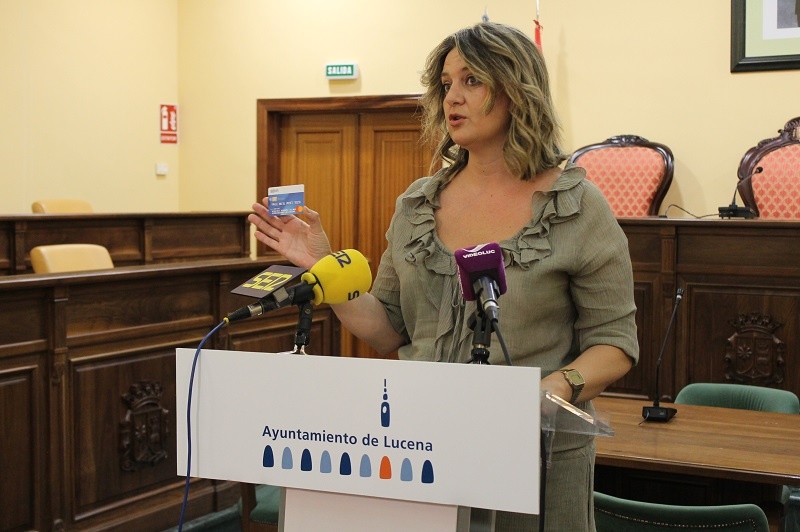 El Ayuntamiento de Lucena implanta la tarjeta pre-pago para ingresar las ayudas sociales 1