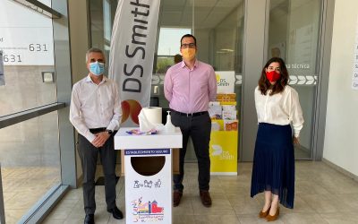 El Ayuntamiento reparte un millar de papeleras como parte de la campaña ‘Lucena, comercio seguro’