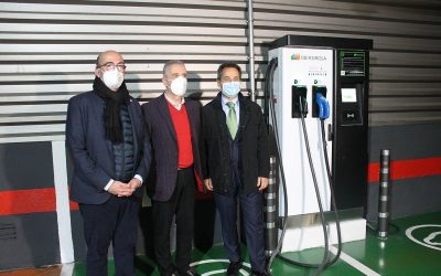 Ayuntamiento de Lucena e Iberdrola activan dos puntos de recarga de coches eléctricos en el aparcamiento de la plaza Nueva