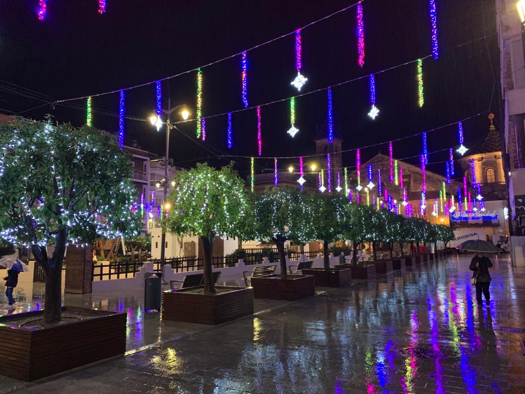 Unas 600.000 bombillas dan la bienvenida a la Navidad en Lucena 1