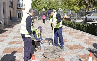 El Ayuntamiento de Lucena intensifica la desinfección del alcantarillado con la llegada del calor