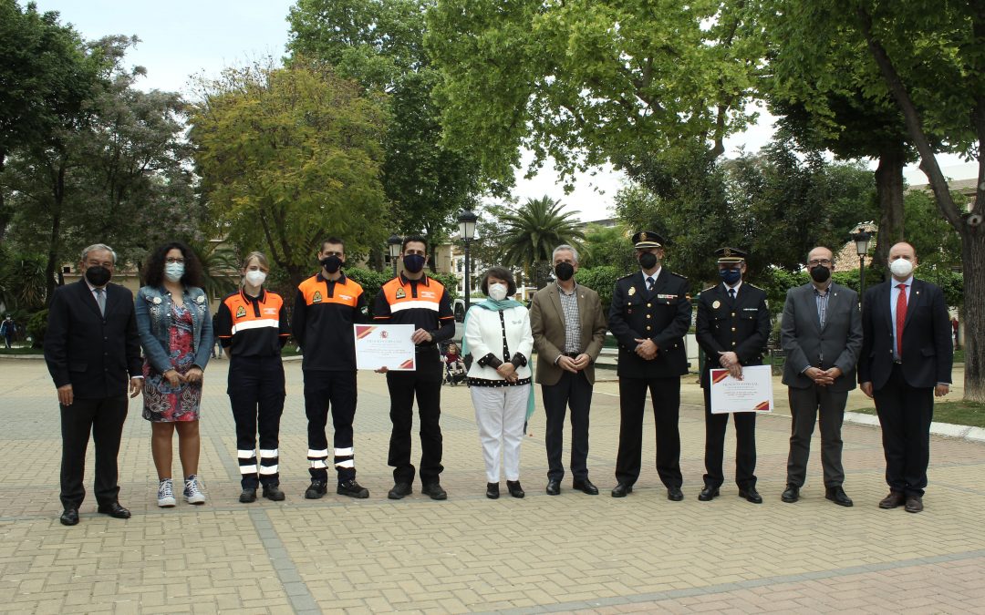 La subdelegada del Gobierno entrega diplomas de agradecimiento a Polícia Local y voluntarios de Protección Civil de Lucena   1