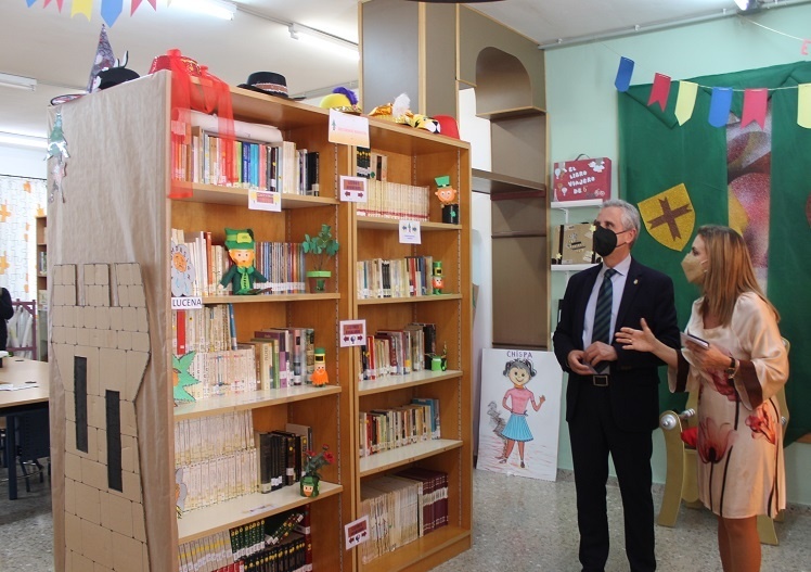 El Ayuntamiento de Lucena celebra el Día de Libro con la ampliación de la biblioteca del CEIP El Prado 1
