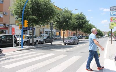 El repintado de medio centenar de pasos de peatones refuerza la seguridad vial de Lucena