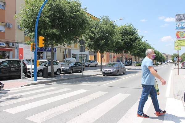 El repintado de medio centenar de pasos de peatones refuerza la seguridad vial de Lucena 1