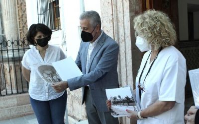 El Ayuntamiento lleva a las residencias la serie de fotografías antiguas ‘Lucena para el recuerdo’