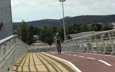 Finalizan las obras de la pasarela sobre el río Lucena y el aparcamiento del futuro Parque Europa