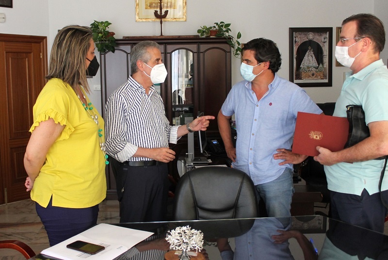 Juan Pérez y Carmen Gallardo conversan con representantes de AMARA