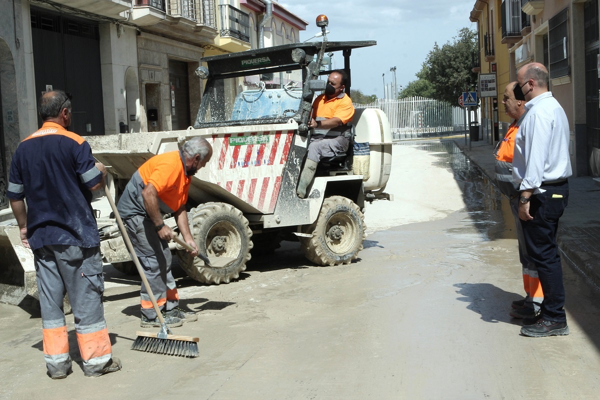 César del Espino visita trabajos de limpieza en calle Encinas Reales