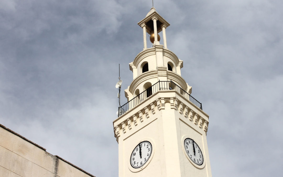El reloj de la plaza Nueva celebra 100 años en plena forma