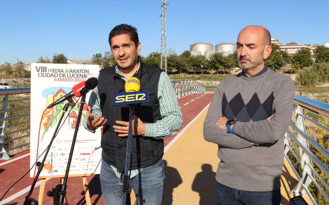 Alberto Lora y Pedro Díaz presentan la media maratón desde la pasarela del Parque Europa