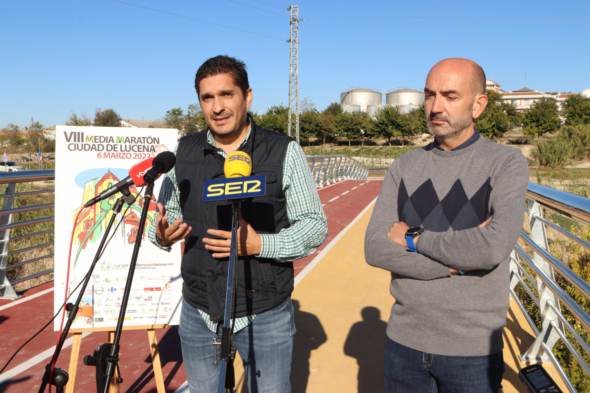 Alberto Lora y Pedro Díaz presentan la media maratón desde la pasarela del Parque Europa