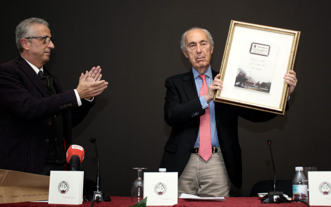 Luis Alberto de Cuenca muestra la placa entregada con imagen de la avenida que lleva su nombre