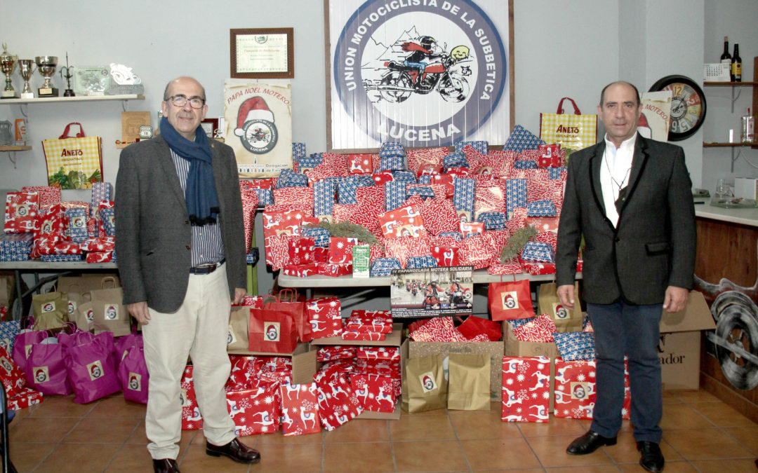 José Pedro Moreno y Rafael González posan con parte de los regalos de la Papanoelada Motera Solidaria