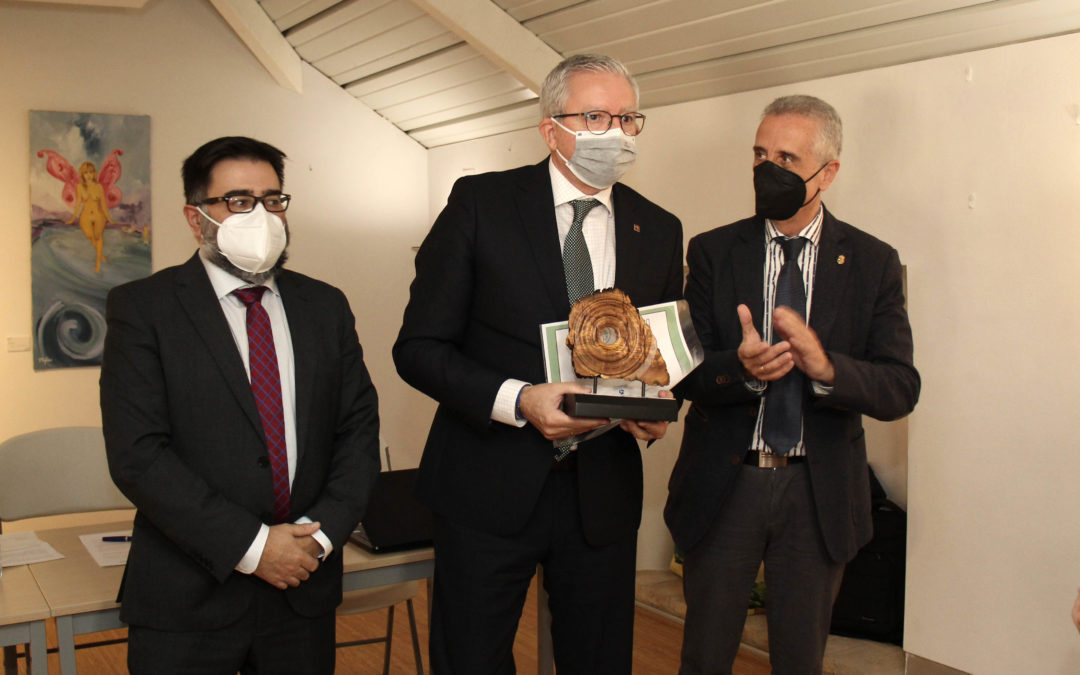 Juan Pérez entrega junto a Enrique Fernández, presidente de UNIEMA, el premio a José Antonio Guardeño