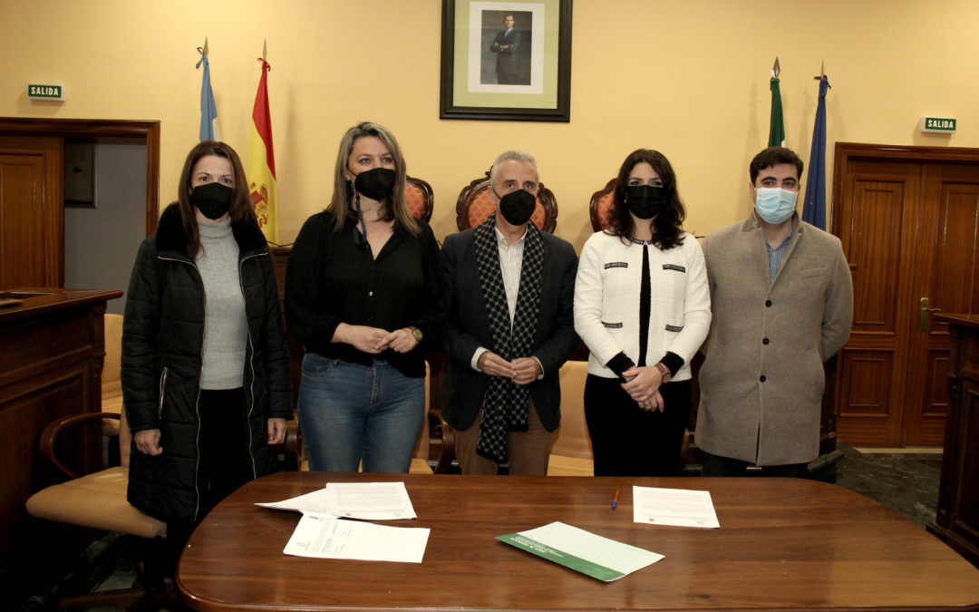 Juan Pérez y Purificación Joyera firman el acuerdo ante la presencia de varios concejales de la Corporación