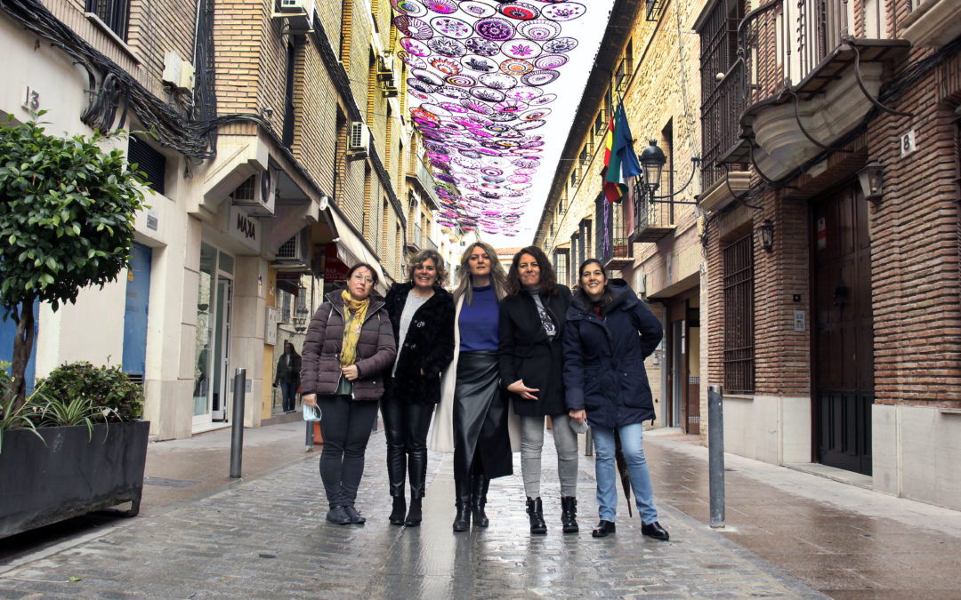 Presentación de la Campaña del 8M en la calle Canalejas decorada con mandalas violeta