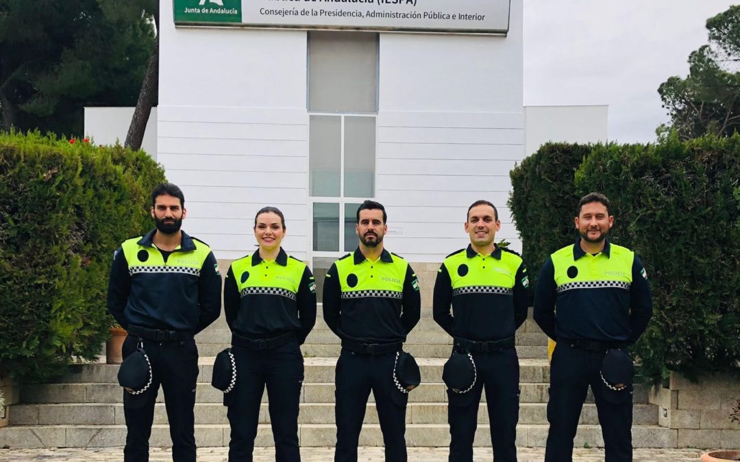Los cinco nuevo agentes de Lucena en las instalaciones de la IESPA