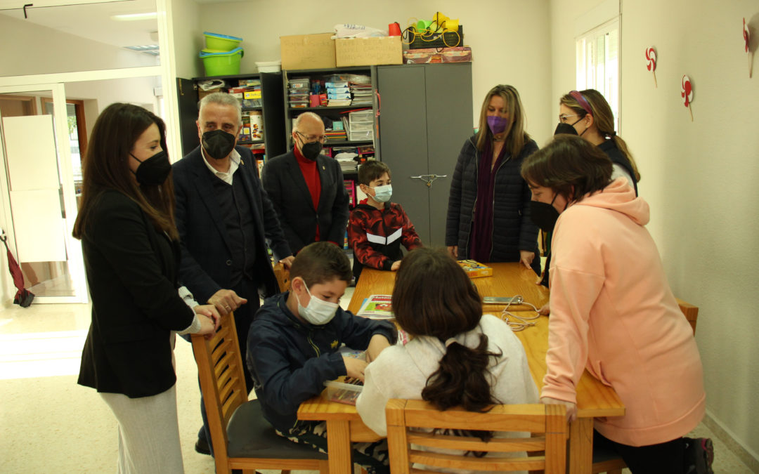 Juan Pérez y los concejales visitan una de las salas dedicada a la ludoteca infantil